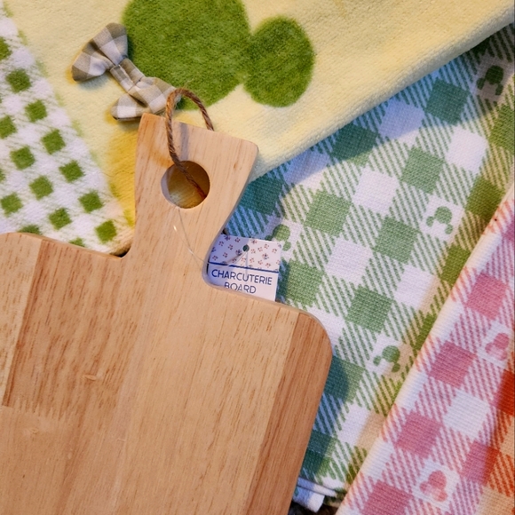 NWT Disney Mickey & Minnie Dish Towel Set w/ Food Safe Mini Charcuterie Board - Picture 4 of 6